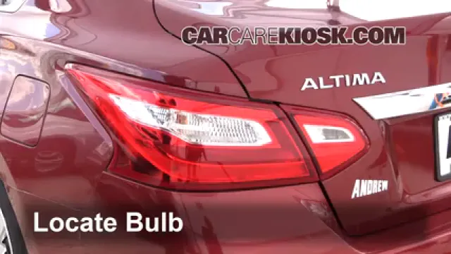2017 Nissan Altima SL 2.5L 4 Cyl. Éclairage Feu stop (remplacer ampoule)